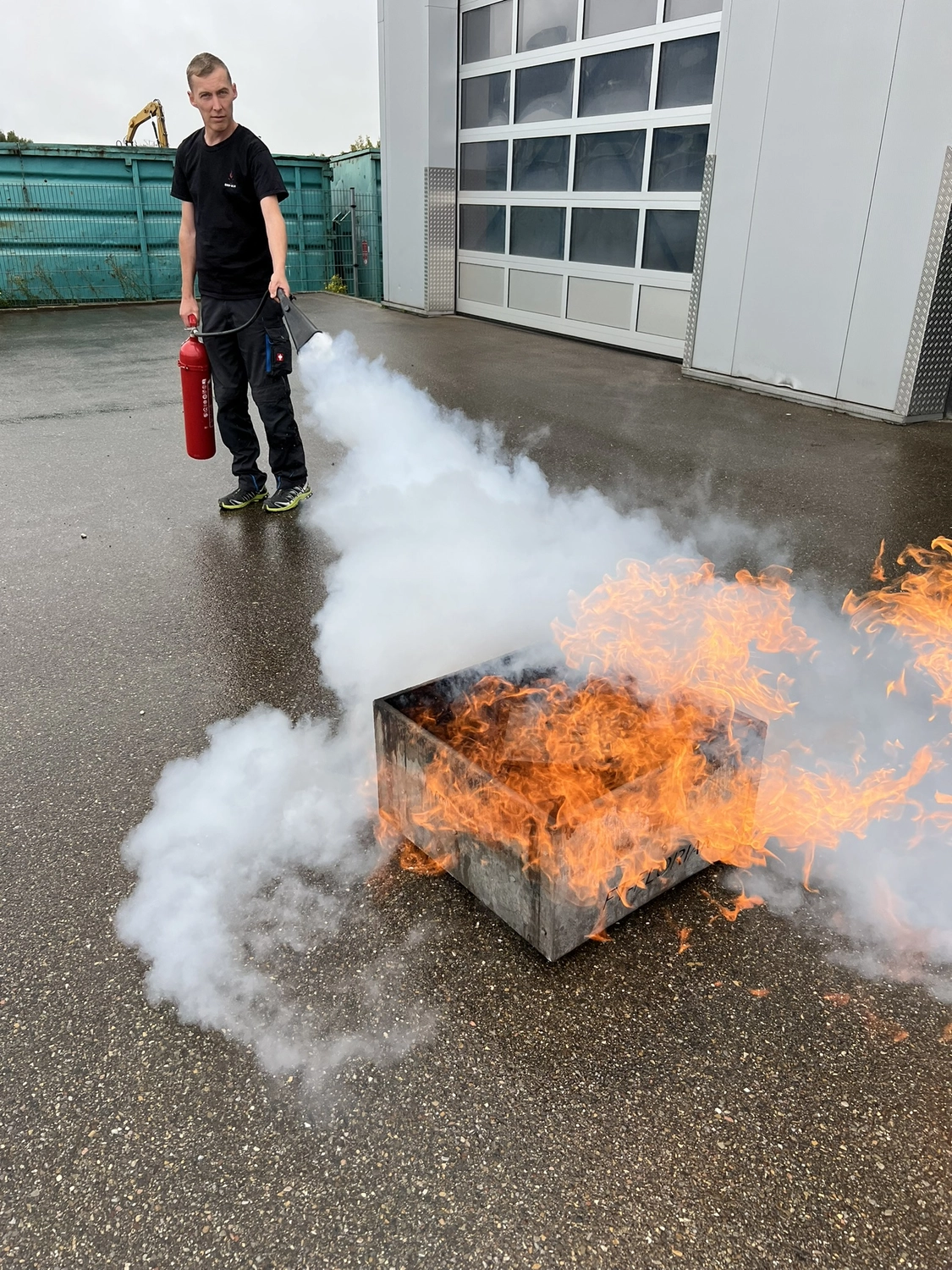 BSD Ulm Brandschutz Dienstleistungen - Person löscht Feuer mit Feuerlöscher