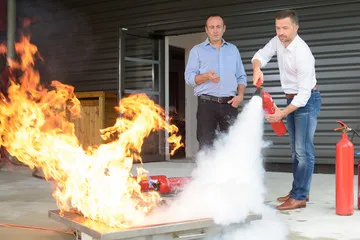 BSD Ulm Brandschutz Dienstleistungen - Zwei Männer im Gespräch neben brennendem Feuer